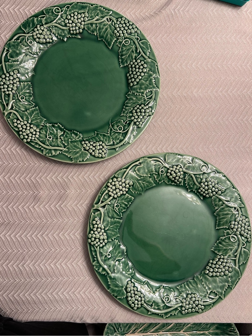 Bordallo Pinheiro Portugal Vtg GRAPE GREEN Leaf Embossed Chop Plate/Platter 2 Pc